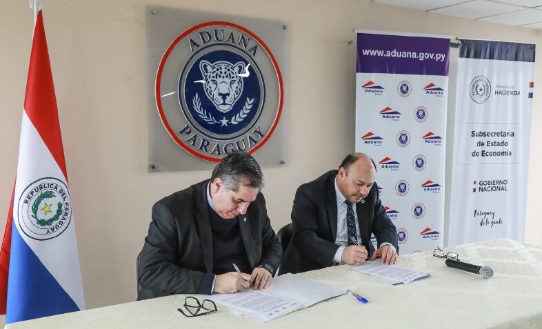 Roberto Mernes, viceministro de Economía, y Julio Fernández, titular de Aduanas. Foto: Gentileza