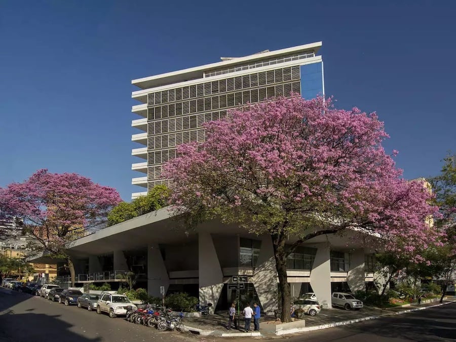 El emblemático edificio asunceno, Hotel Guaraní, de la década del ´60.