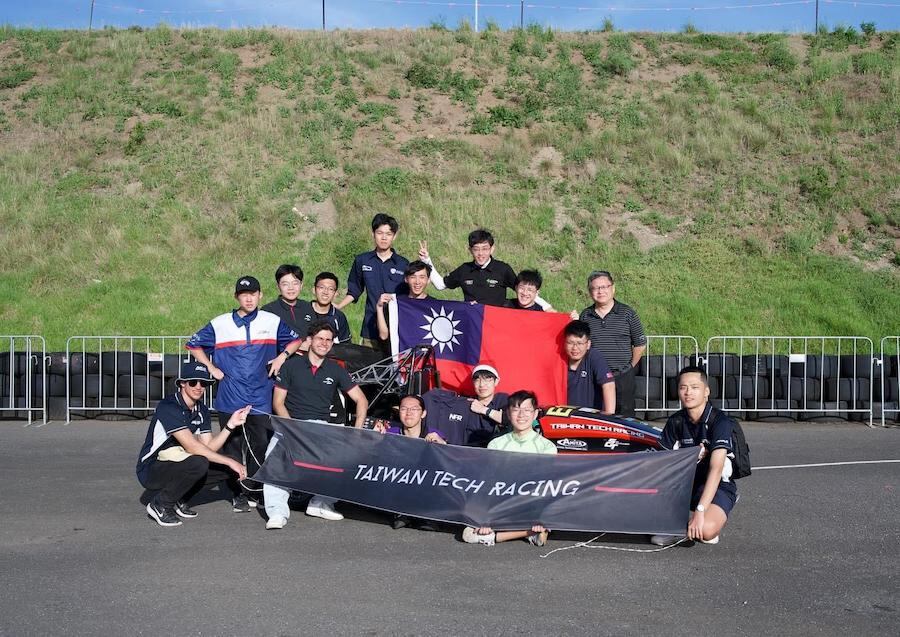 Nicolás Fleitas Fernández (segundo a la izquierda) junto con el equipo de la National Taiwan University of Science and Technology (Taiwan Tech)