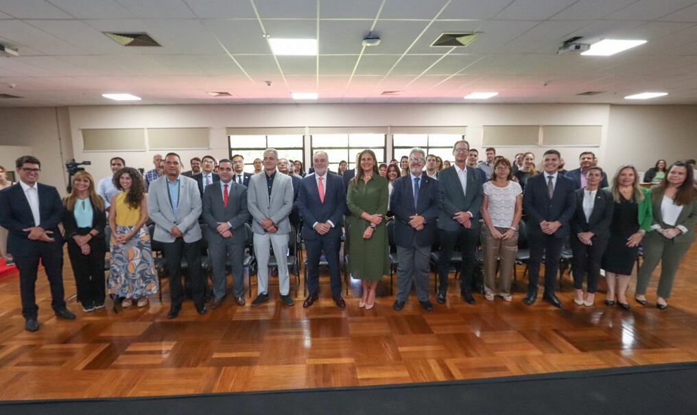 Autoridades del MIC y representantes del sector privado durante el lanzamiento del proyecto de economía circular. Foto: Gentileza