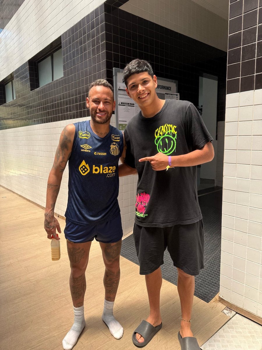 Ángel Aguayo (derecha) posó con Neymar. Foto: SANTOS DA OPRESSÃO @SANTOSOPRESSIVO