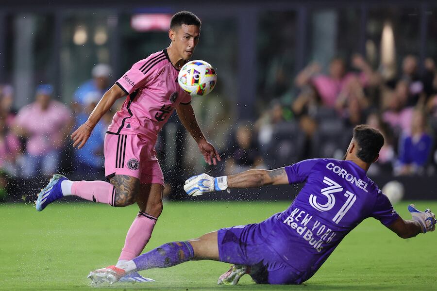 El zurdo Matías Rojas acuesta al portero albirrojo Carlos Coronel para picarlo encima para convertir un gran gol.FOTO: AFP