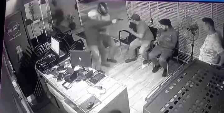 Instante en que los delincuentes ingresan al sector de caja del lugar. Fueron víctimas unas ocho personas, entre el propietario, funcionarios y clientes. Foto: Gentileza