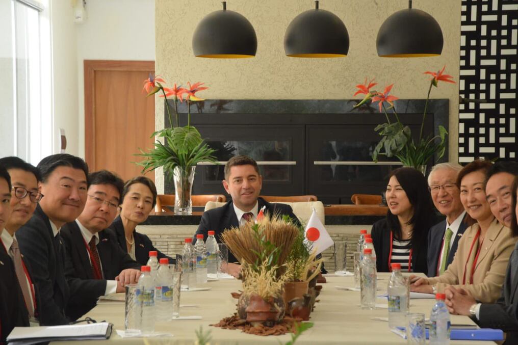 El vicepresidente de la República electo y proclamado habló con la delegación de inversionistas sobre temas impositivos, de garantías jurídicas, políticas y de la relación de amistad con Japón. Foto: Gentileza