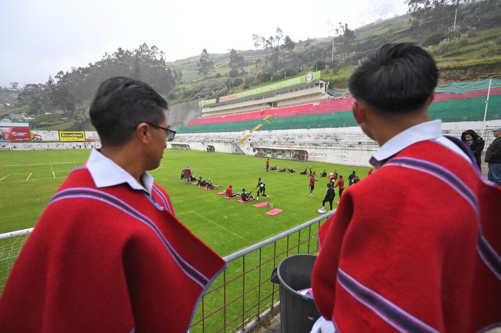 Los hinchas de Mushuc Runa, Daniel Curillo y Ángel Telenchana, asisten a un entrenamiento en Echaleche. Foto: Rodrigo Buendía/AFP

