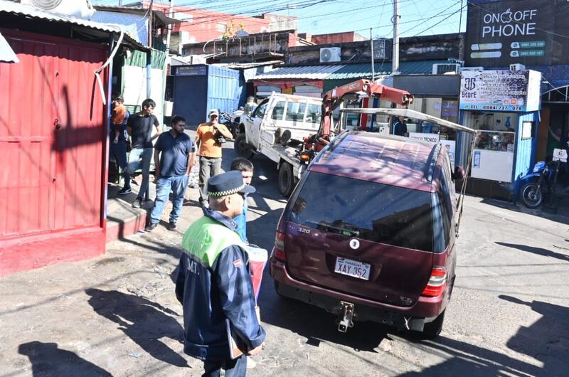 Varios vehículos mal estacionados fueron llevados por la grúa municipal. Foto: @AsuncionMuni.