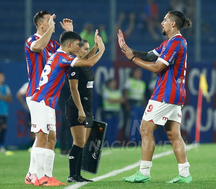 Momento en que ingresa en los minutos finales Alexis Fariña y Diego Churín, mientras se retira Francisco da Costa.FOTO: EMILIO BAZÁN