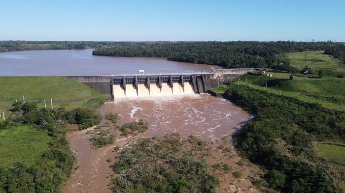 La venta de la energía eléctrica paraguaya al mercado libre brasileño se iniciará con 100 megavatios medios de la central hidroeléctrica de Acaray, adelantó el titular de la Ande. Foto: Gentileza