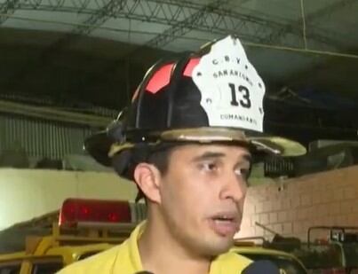 José Figueredo invita a la gente a apoyar a los bomberos y comprar las adhesiones que tienen un precio de G. 10.000. Foto: Captura de video