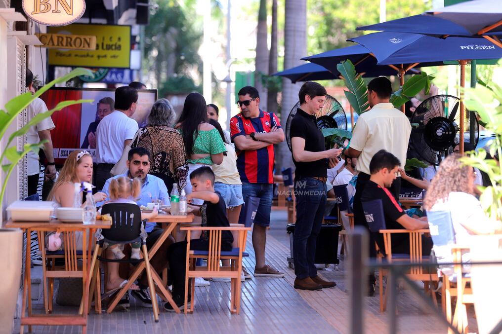 El crecimiento de la clase media se evidencia con la ampliación de los centros comerciales y negocios orientados a esta población, según el economista Jorge Garicoche. Foto: Mariana Díaz