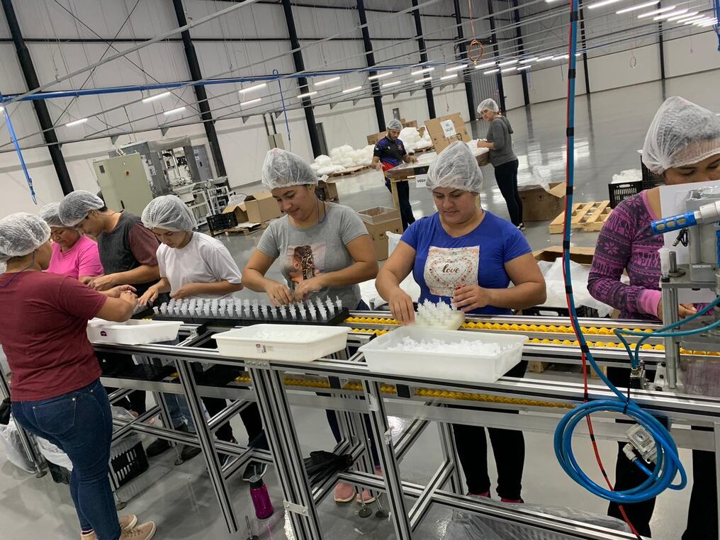 Un nueva industria empezó a operar en el Parque Industrial Yguazú de Hernandarias, donde se está produciendo laminados para el mercado brasileño donde se hace la terminación del producto. Foto: Gentileza