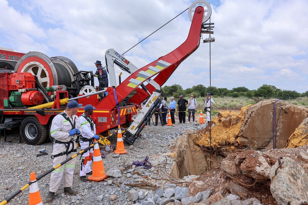 La máquina de rescate móvil Metalliferous levanta una jaula de un pozo abandonado en Stilfontein. Foto: Linda Givetash/AFP