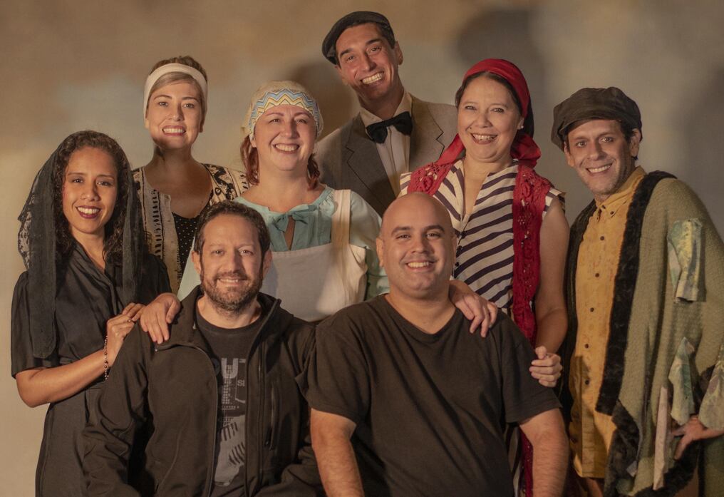 Los directores de la puesta junto al elenco. Foto: Gentileza