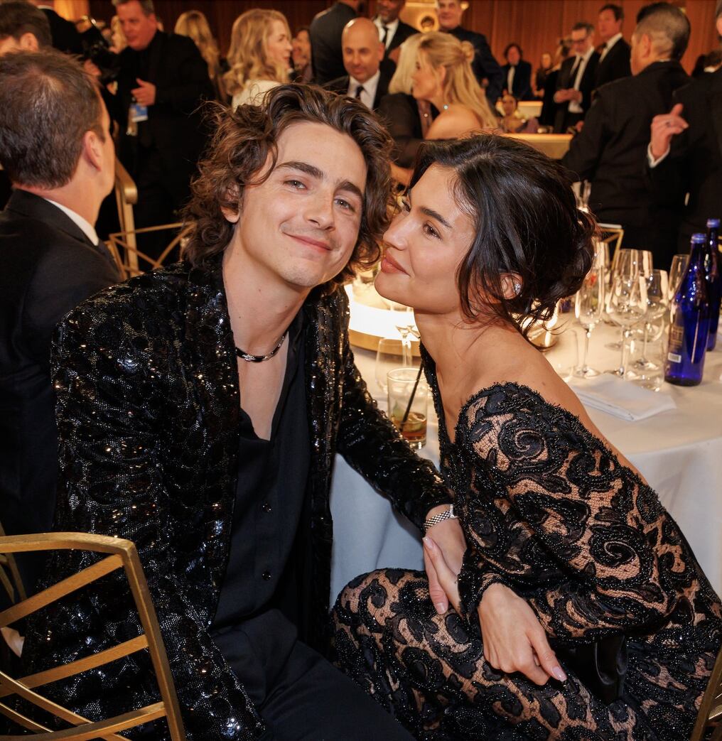 Timothée Chalamet estaría bajo las órdenes de la empresaria Kylie Jenner, situación que preocupa a la familia del actor. Foto: @GQSpain/Twitter