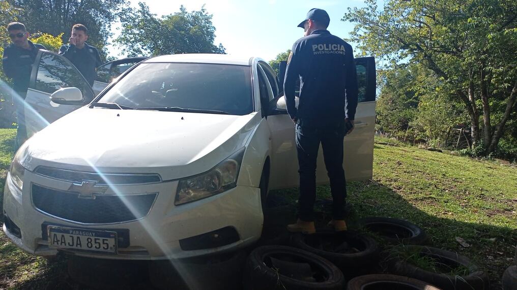 Los investigadores también allanaron la vivienda donde estaba el automóvil en el que se desplazaban los sospechosos y se logró incautar tres celulares. Foto: Gentileza