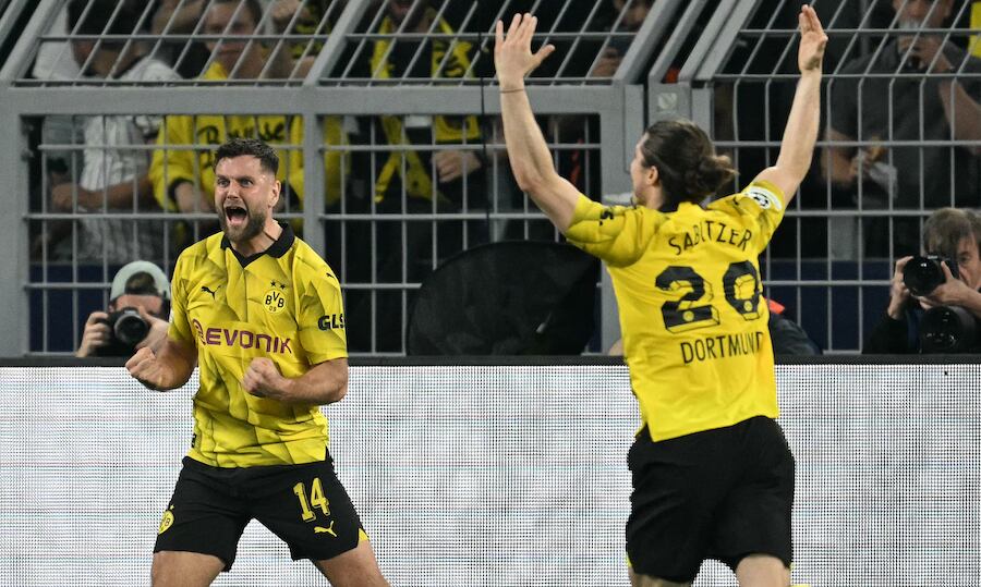 Niclas Füllkrug (Izq.) festeja su conquista, que dio al Dortmund la victoria en casa en el París SG de Mbappé.FOTO: AFP