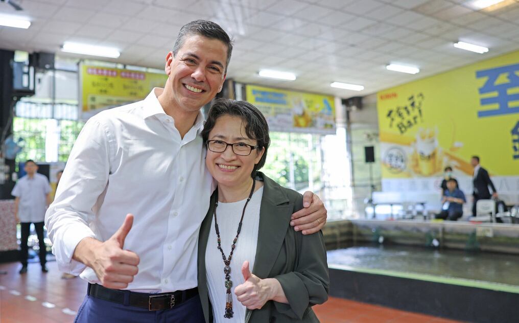 El mandatario paraguayo junto a Hsiao Bi-khim, vicepresidenta electa de Taiwán. Foto: @SantiPenap
