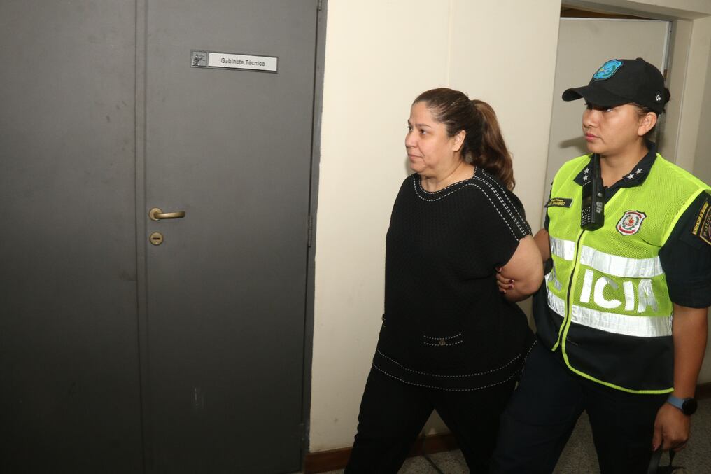 La exfuncionaria del gobierno de Mario Abdo Benítez apareció hoy en sede judicial luego de que fuera declarada en rebeldía en el proceso abierto para investigar actos de corrupción durante su administración en Petropar. Foto: Gentileza