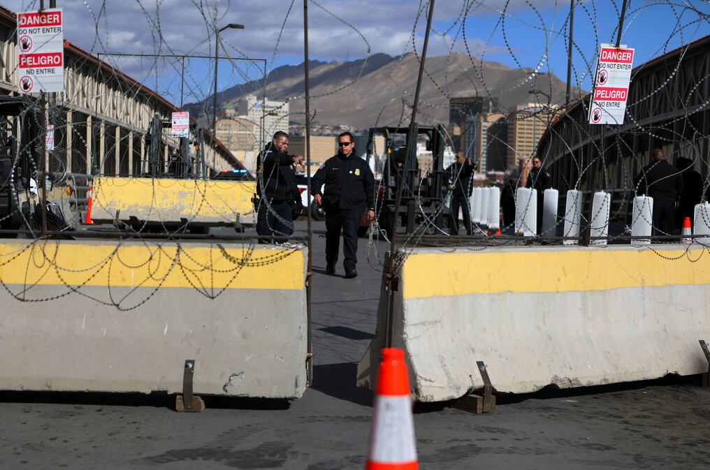 Oficiales de Aduanas y Protección Fronteriza de Estados Unidos en el puente internacional Paso del Norte-Santa Fe en Ciudad Juárez. Foto: Herika Martinez/AFP