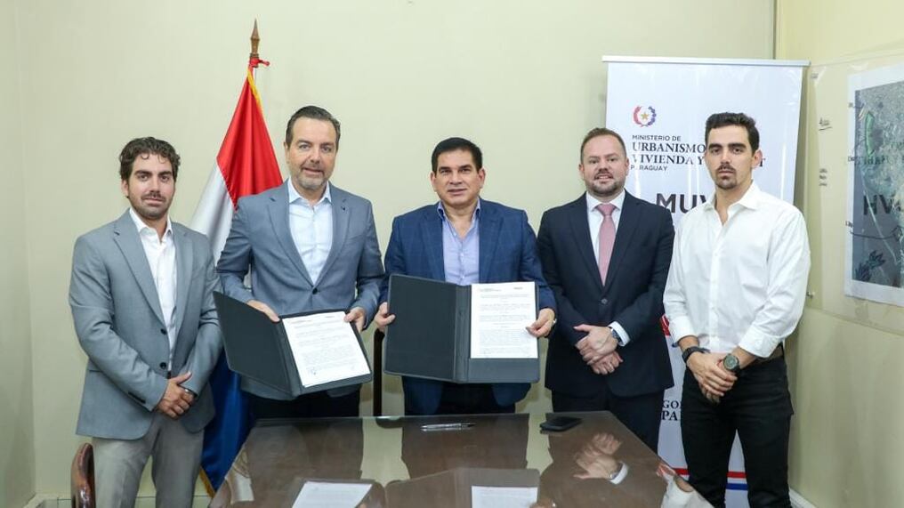 El ministro del MUVH, Juan Carlos Baruja, suscribió un convenio que permitirá apuntalar el progreso habitacional y de empleabilidad en el barrio San Francisco. Foto: Gentileza
