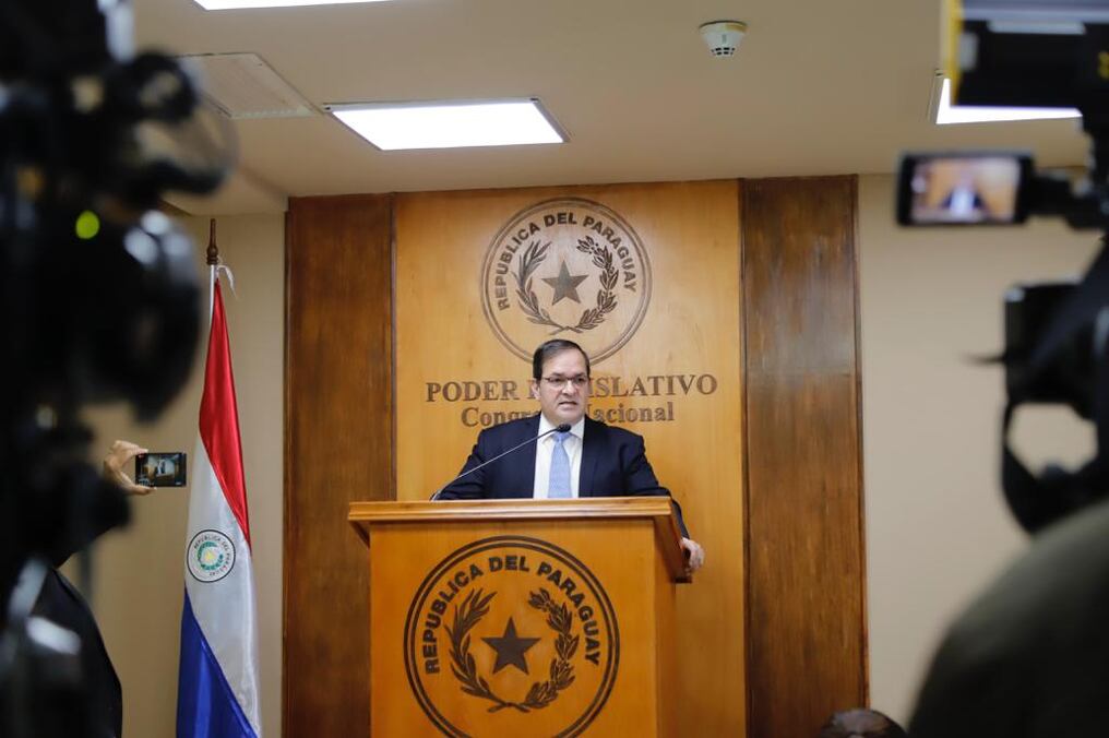 El senador Arnaldo Samaniego socializó dos proyectos de ley que pretende llevar adelante en el ámbito social sobre los beneficios otorgados por el Estado. Foto: Gentileza
