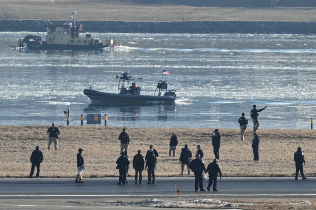 Los investigadores insistieron el viernes en que no cederán a presiones externas mientras buscan cuerpos y la caja negra del helicóptero involucrado en el choque aéreo que causó 67 muertes en Washington. Foto: AFP
