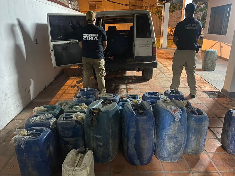 Los 940 litros de combustible estaban distribuidos en varios bidones.