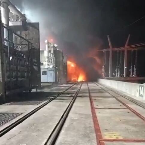 Para controlar y extinguir el fuego trabajaron bomberos de Paraguay y del vecino país. Foto: Captura de pantalla