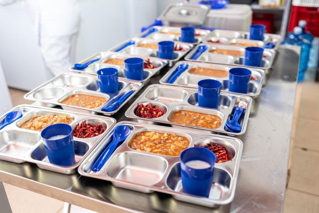 Son 133.000 platos de alimentos que se entregan en las instituciones escolares de los 22 distritos de Alto Paraná, por parte de 11 empresas. La falta de infraestructura para las cocinas es lo que más se reclama. Foto: Gentileza