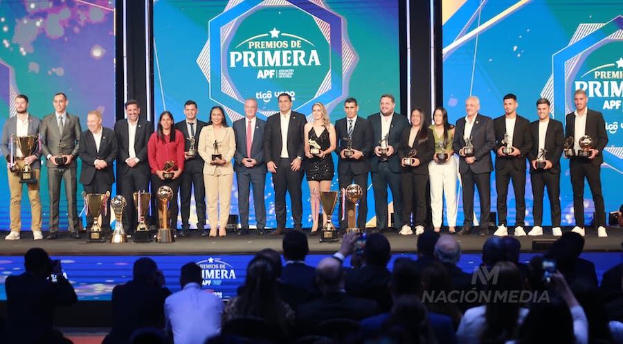 La postal de los premiados de la APF, en donde se destacó el portero del Olimpia Gastón Olveira, quien se adjudicó tres trofeos.FOTO: MATÍAS AMARILLA