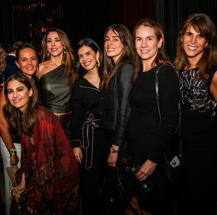 Cristina Arana posa junto a otras latinas destacadas por Forbes Women. Foto: Instagram - @crisarana
