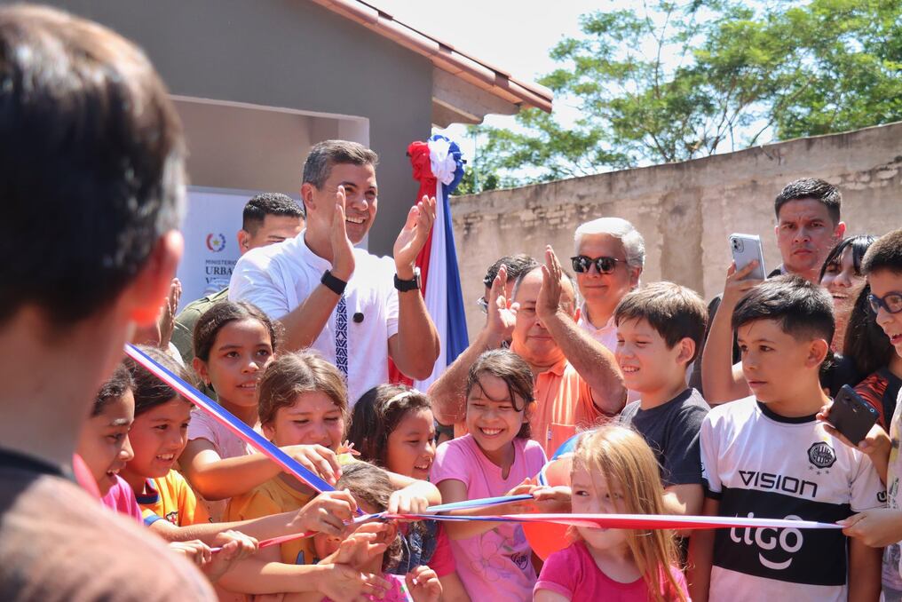 A través del programa Fonavis se celebraron sendos actos oficiales durante este lunes. Foto: @SNPP_Paraguay