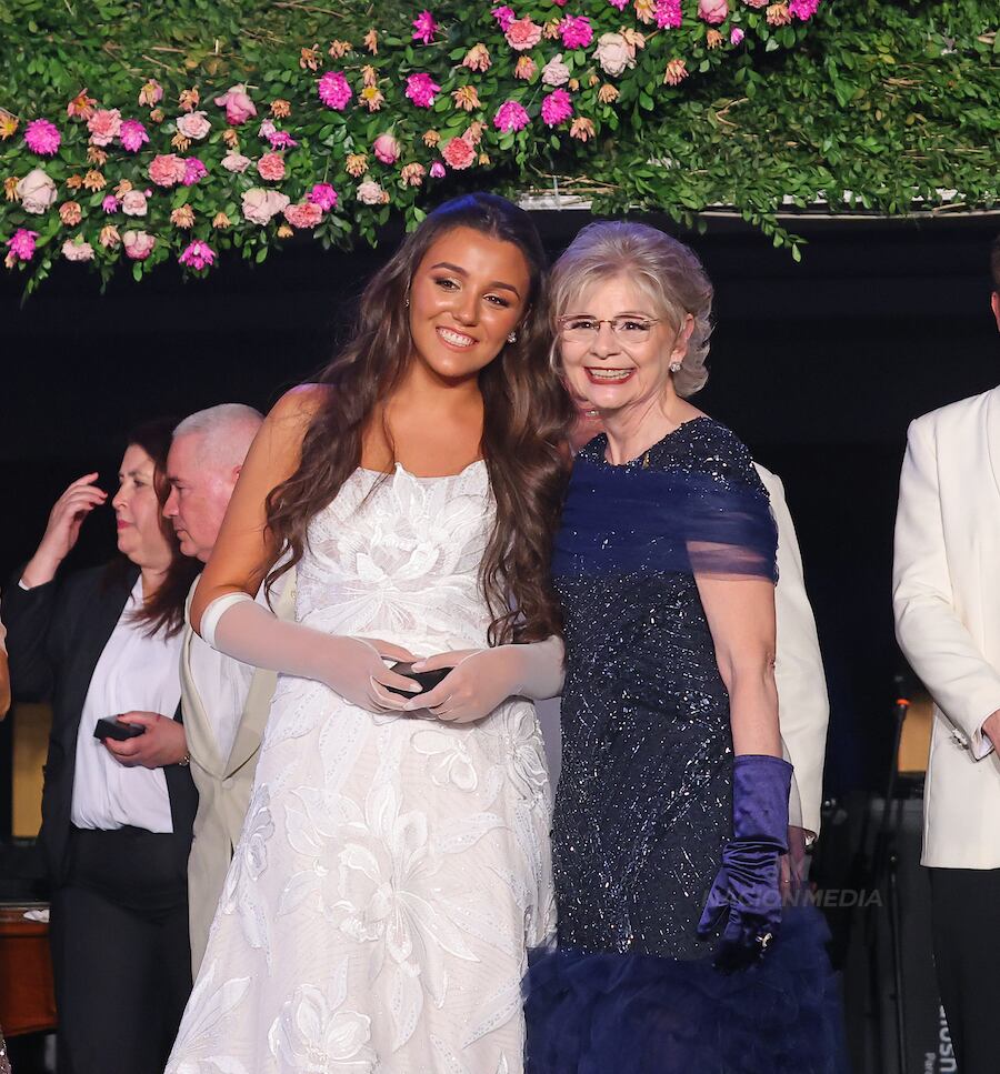 Alana Safun Daz de Bedoya recibi lamedallita de oro de manos de Ana Martini