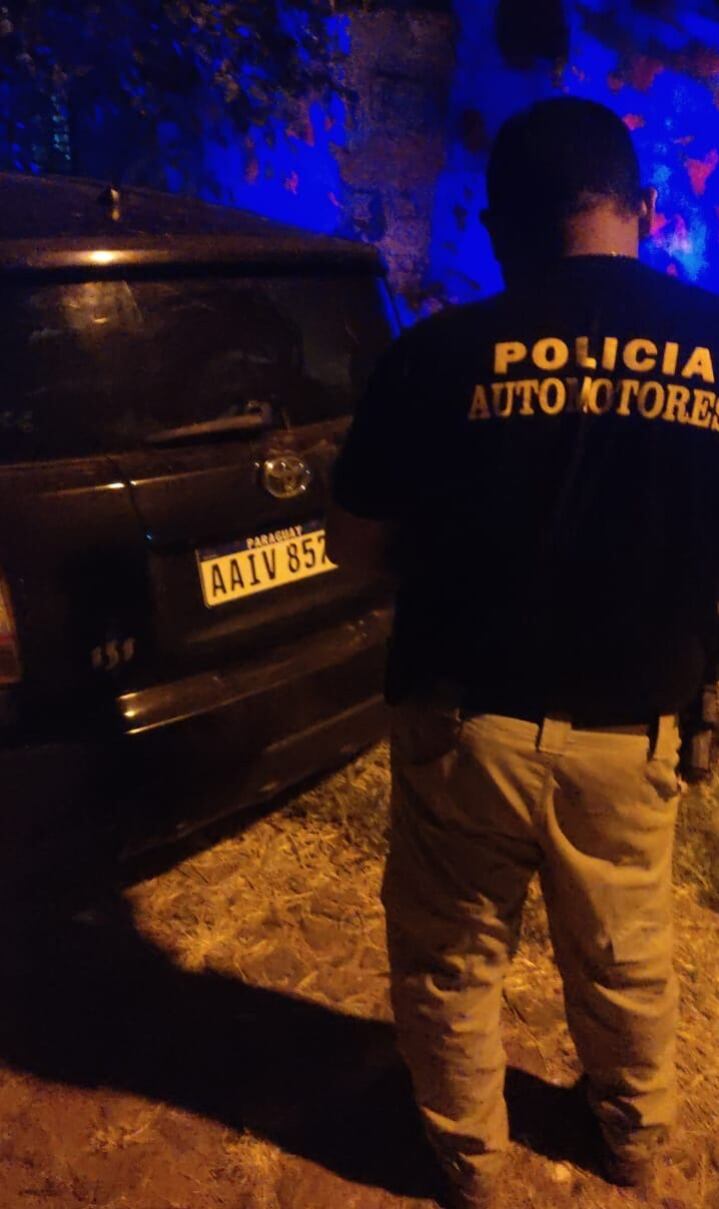 El vehículo abandonado en la calle fue reportado como robado el pasado 2 de enero en la ciudad de Asunción. Foto: Gentileza