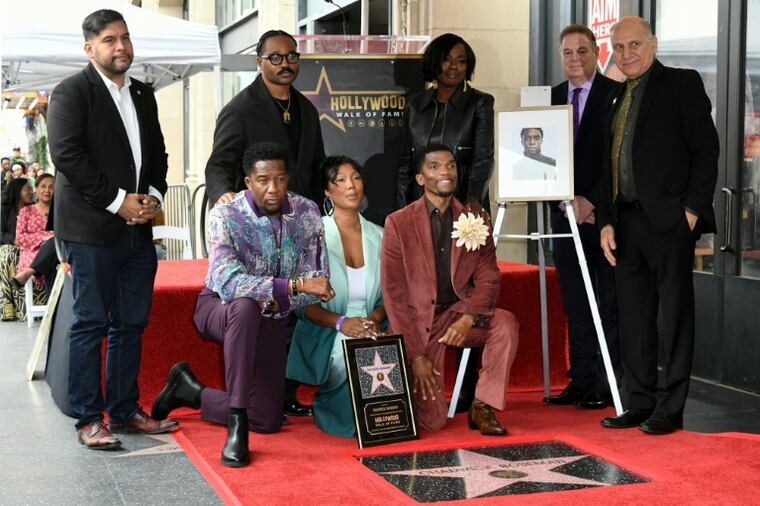 Amistades y familiares de Chadwick Boseman, asistieron a la inauguración de su estrella en el Paseo de la Fama.