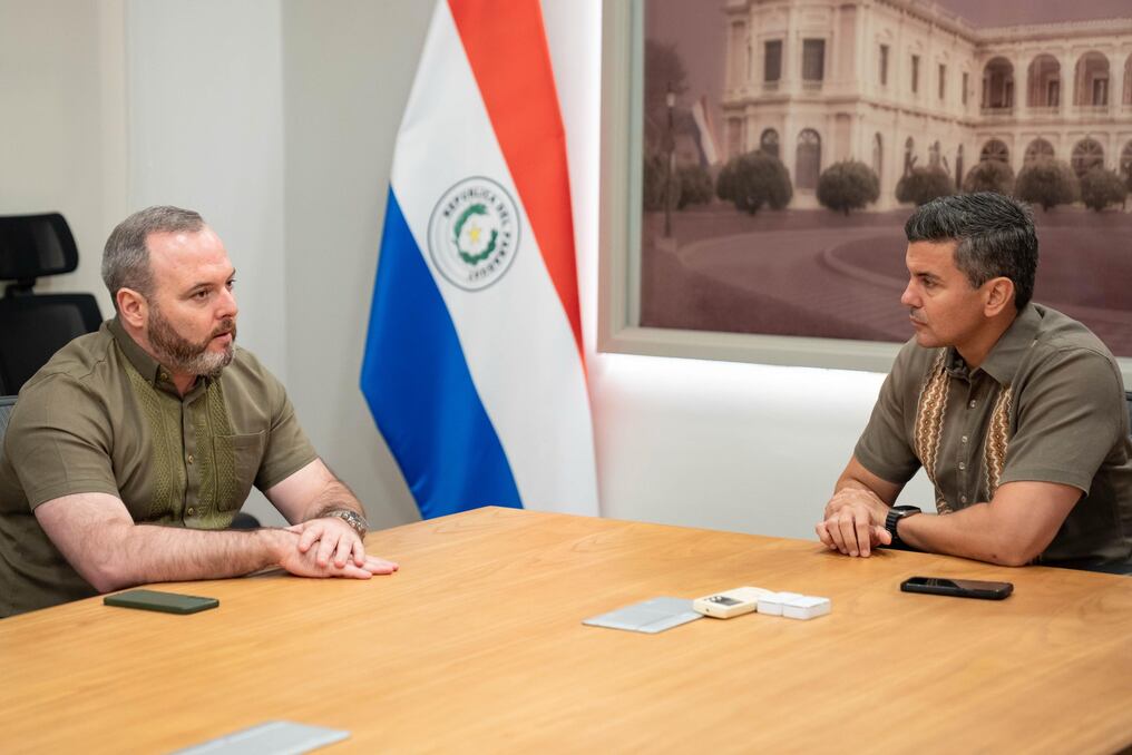 El presidente Santiago Peña y el ministro del Ambiente, Rolando De Barros Barreto mantuvieron una reunión sobre acciones a implementar ante los incendios forestales. Foto: Gentileza