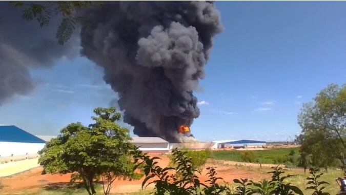 En el lugar se presentaron varias compañías de Bomberos Voluntarios que trabajan para controlar las llamas. Foto: Gentileza