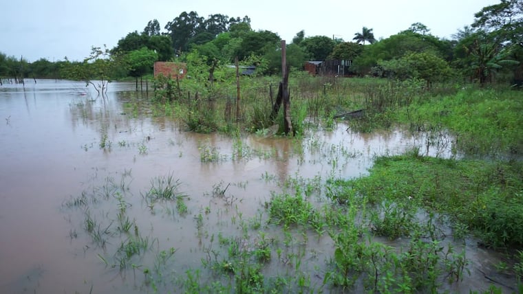 Varias familias fueron evacuadas por la crecida del río Capiibary. Foto: Gentileza Radio Suceso.