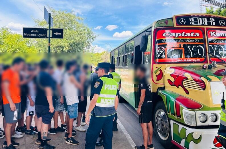 El propio chofer de una unidad de transporte que trasladaba a los hinchas quedó detenido por no contar con documentación. Foto: Gentileza