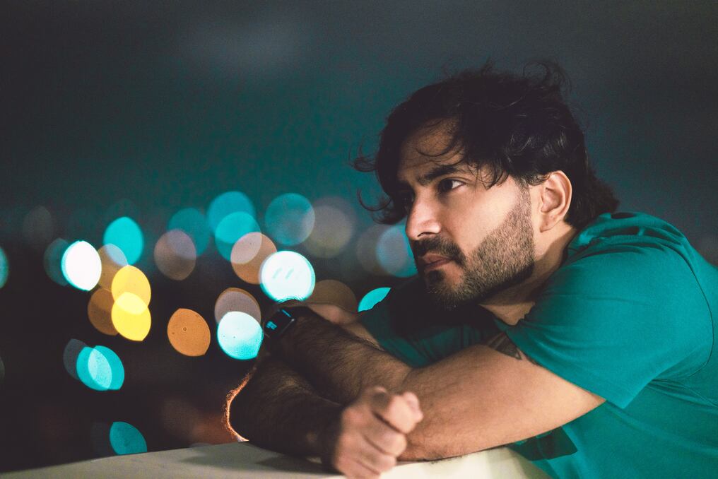 El joven artista Rod presenta su último lanzamiento, la canción “Tormenta”, cuyo videoclip fue hecho con inteligencia artificial. Foto: Gentileza