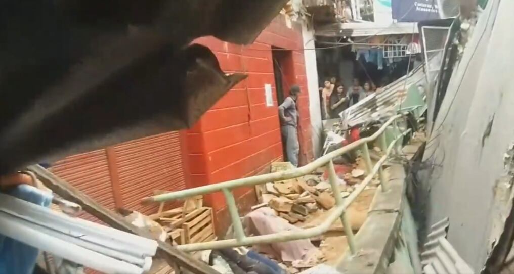 Una permisionaria del Mercado 4 resultó con heridas leves y fue asistida en el hospital. Foto: Captura pantalla