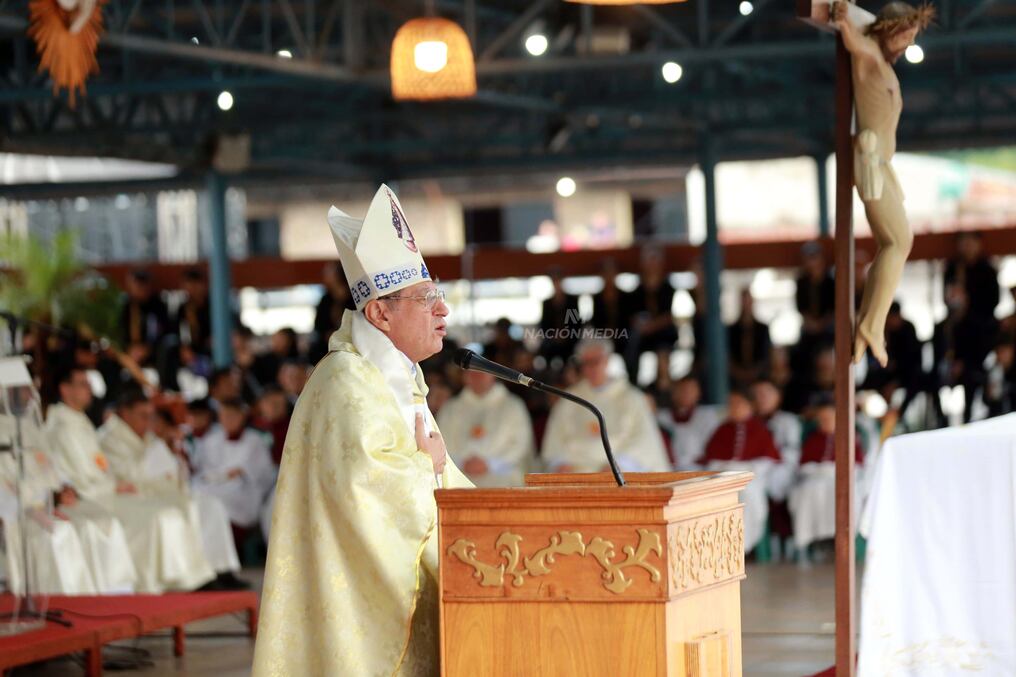 Como ya es habitual, el obispo de la diócesis de Caacupé, el monseñor Ricardo Valenzuela, tras finalizar la misa central por las festividades de la Virgen de Caacupé, procedió a la lectura de su carta abierta. Foto: Matias Amarilla