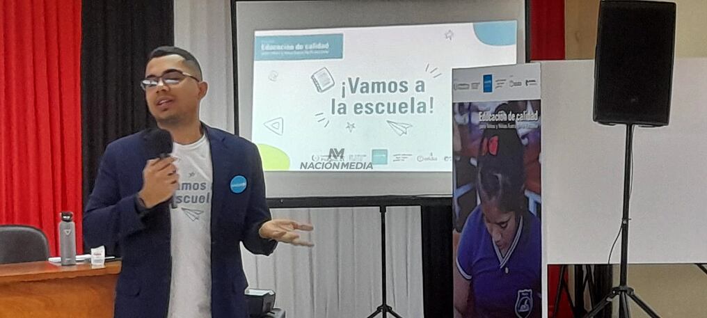 Sidney Vaconcelos, de Unicef, durante la exposición en el auditorio municipal de Minga Guazú sobre la campaña ¡Vamos a la escuela!. El municipio es el distrito elegido para intentar mejorar la matriculación escolar. Foto: Dolly Galeano