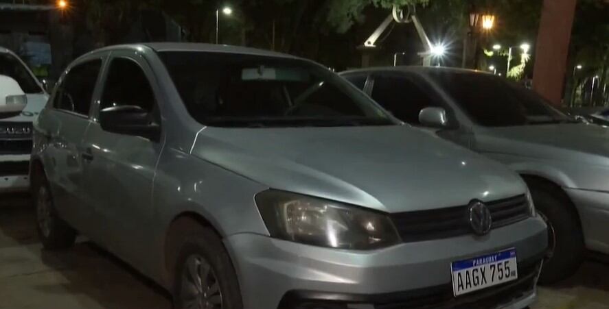 En este automóvil se desplazaban los marginales, quienes colocaban chapas con numeraciones distintas en un intento por despistar a los investigadores. Foto: Captura de pantalla