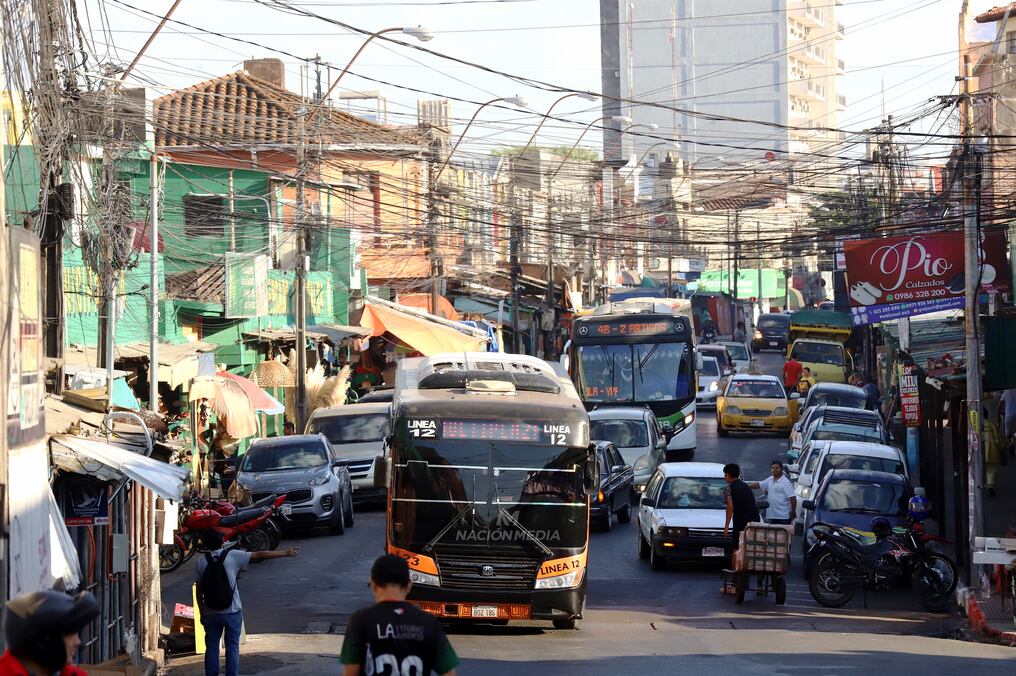 La  actual administración tomó medidas contra las conexiones clandestinas de luz y agua, generando el enojo de los permisionarios del Mercado 4 Foto: Jorge Jara