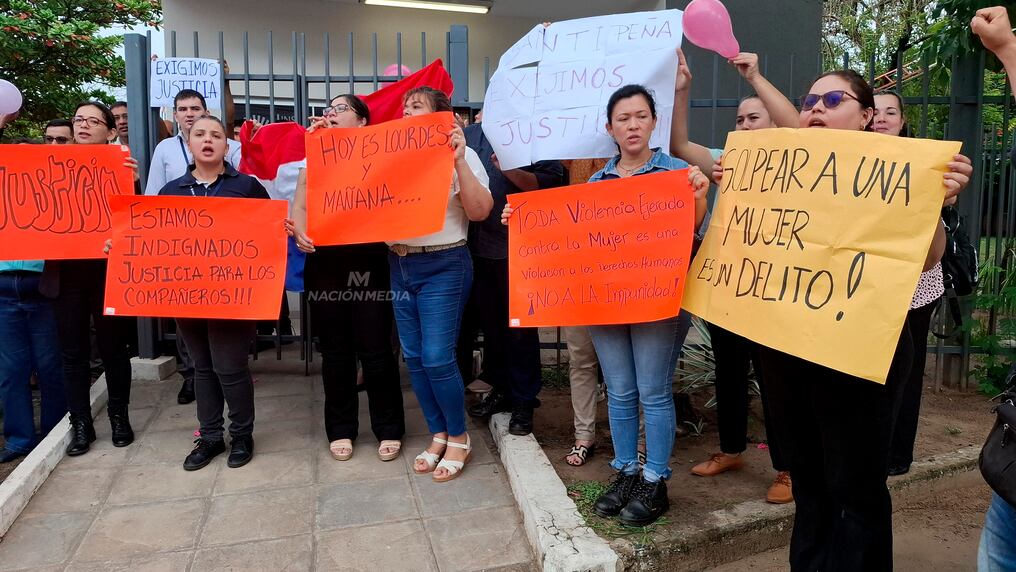 Funcionarios del Instituto Nacional de Tecnología, Normalización y Metrología (INTN) realizan una manifestación de repudio al fallo judicial y en apoyo a la ingeniera Lourdes Sosa, quien fue abofeteada por un abogado en Ciudad del Este. Foto: Hugo Rodas