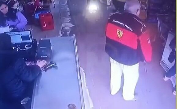 El ciudadano alemán amenazó con disparar a la cajera del supermercado, según la víctima. Foto: Captura de pantalla