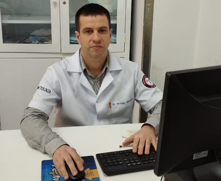 El Dr. Rodrigo Bernard, médico coloproctólogo del Hospital Ingavi. Foto: IPS
