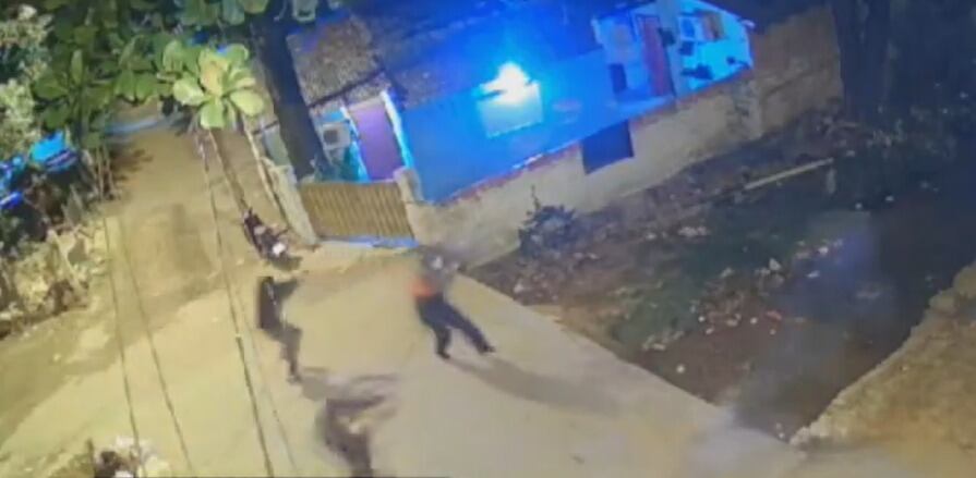 Imagen del momento en que se desata el fuego cruzado entre dos pandillas rivales en el barrio Santa Ana. Foto: Gentileza