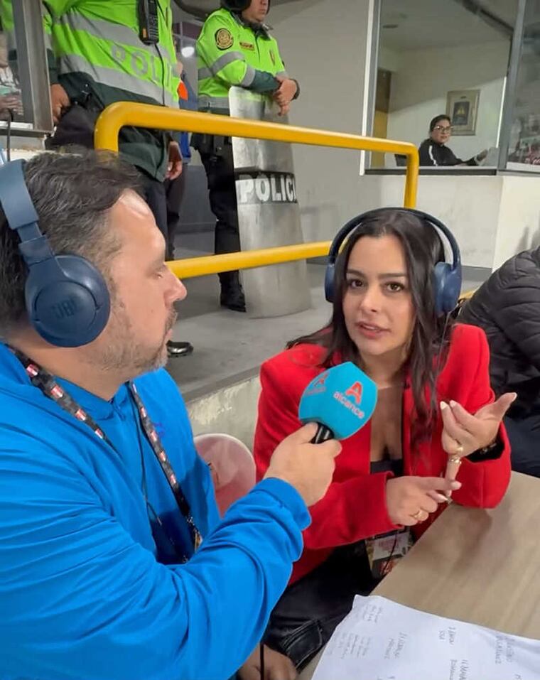 Larissa Riquelme comentando el reciente partido de la Albirroja.